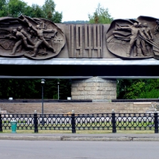1985 - открыт Мемориал погибшим бойцам-металлургам на площади Побед
